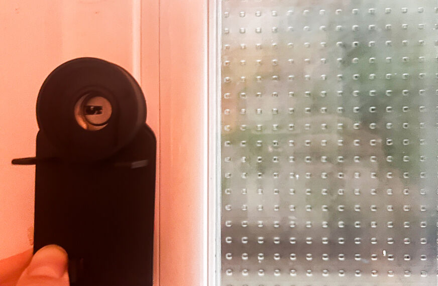 Nuki Smart Lock 4.0 Pro wird an das Türschloss angehalten